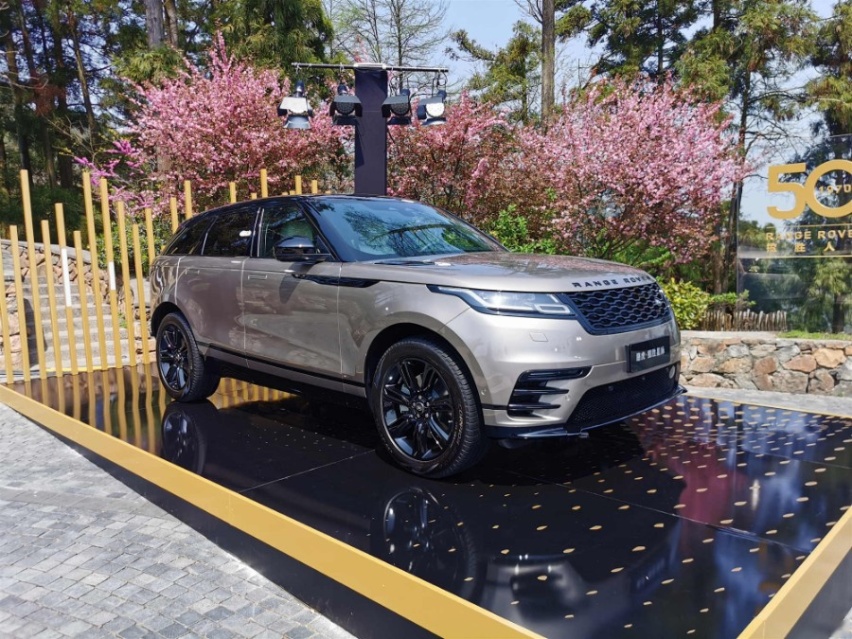 内饰小幅改进，2.0T/3.0T可选，新款星脉售55.8万起