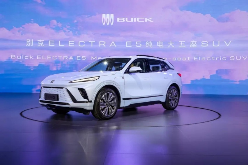 20万听劝买新RAV4荣放，还是尝鲜买别克E5？盲目决定很容易选错