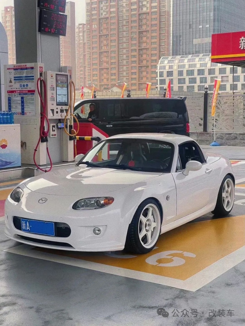 小姐姐打造竞技走街范马自达MX-5，竟是被男友带入的