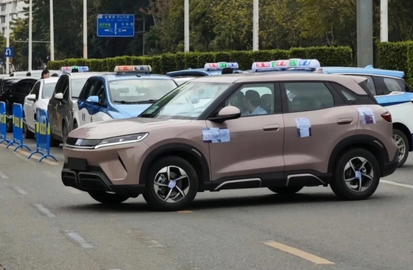 401km续航12万起？比亚迪元UP提车价曝光，可选“果敢粉”配色