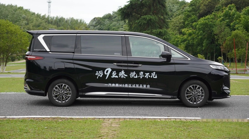 不用抢座位的7座车？这奔腾空间过分 二排让人直犯困！