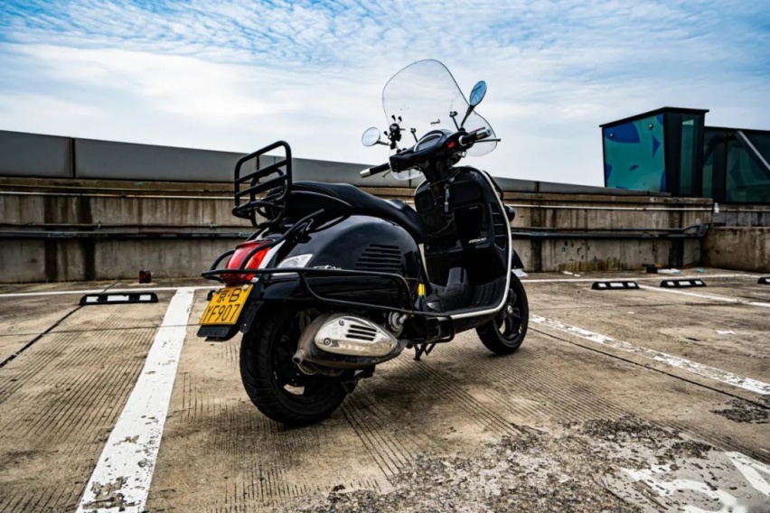 一台Vespa，加100块钱油，获得女神同款快乐。
