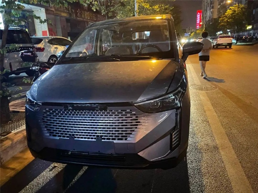 打算换新车标？五菱全新MPV无伪装谍照曝光，双侧滑门就是好