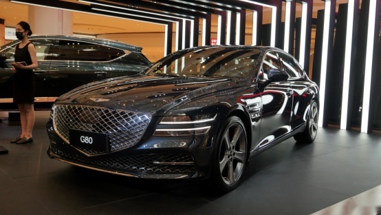 龙湖天街实拍中大型豪华车捷尼赛思GV80和G80