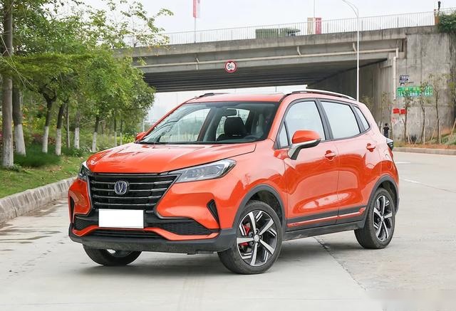 主打年轻的CS15，5.59万起蝶翼外观，1.5L自吸省油