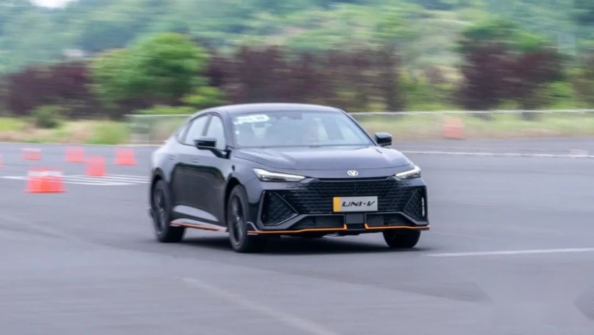 试驾长安UNI-V 2.0T，6.51秒破百，问领克03你紧张了吗？