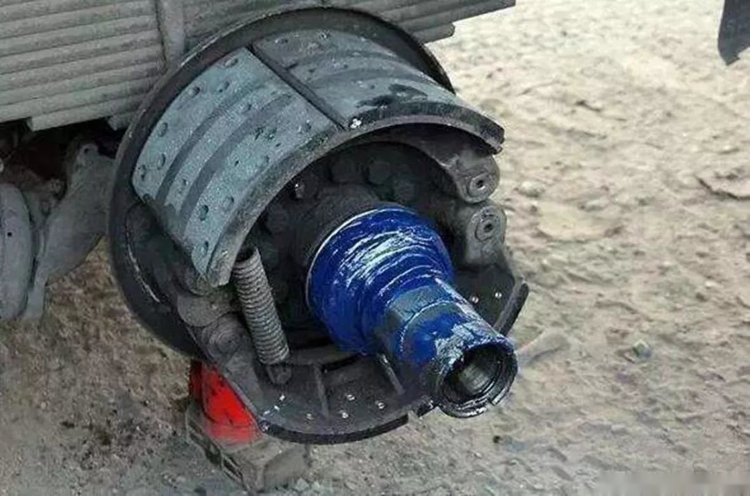 气压制动的卡车，松开刹车踏板后刹车回位很慢是怎么回事？