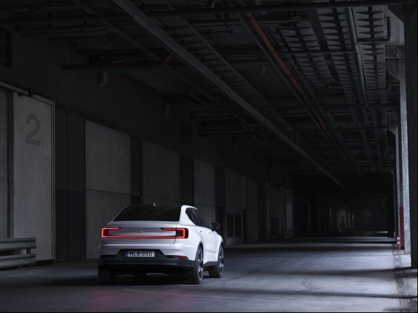 特斯拉Model3对手来袭，极星2亮相成都万象城