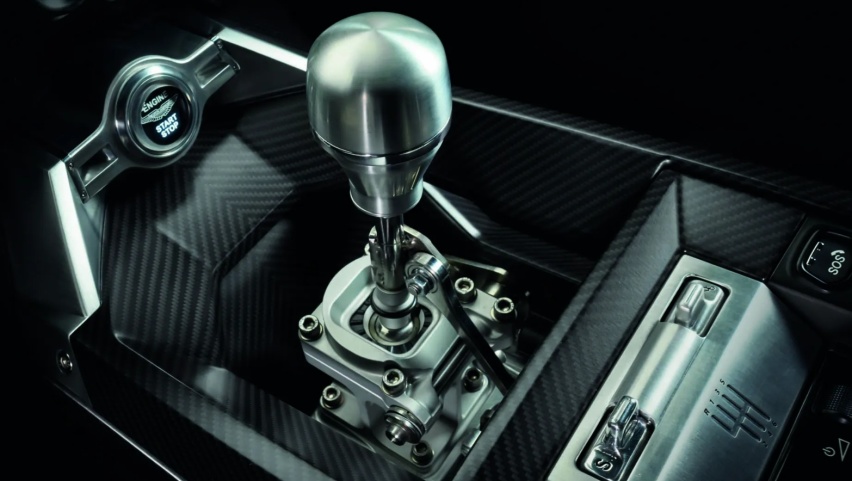 阿斯顿马丁Valiant，6速手动挡+V12发动机，碳纤维轮毂盖
