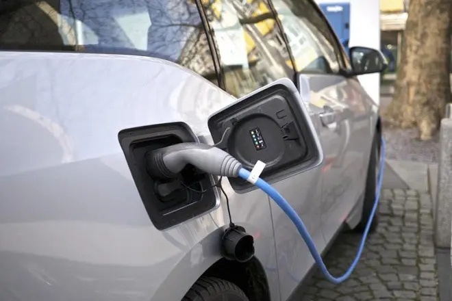 【E汽车】新能源汽车市场纷纷扰扰 谁来坚守汽车的“传统价值观”