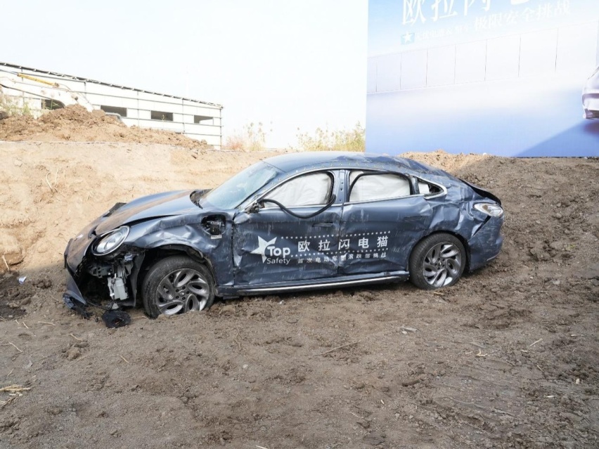 新能源汽车安全天花板，欧拉闪电猫高速螺旋翻滚跌落挑战成功