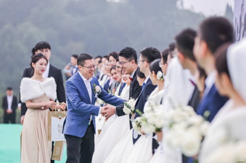 长安集体婚礼搞出新“花样” 一边牵手一边带货