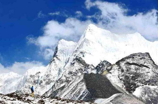 喜马拉雅山脉发生雪崩4名韩国游客失联 目前中国游客确认已脱险