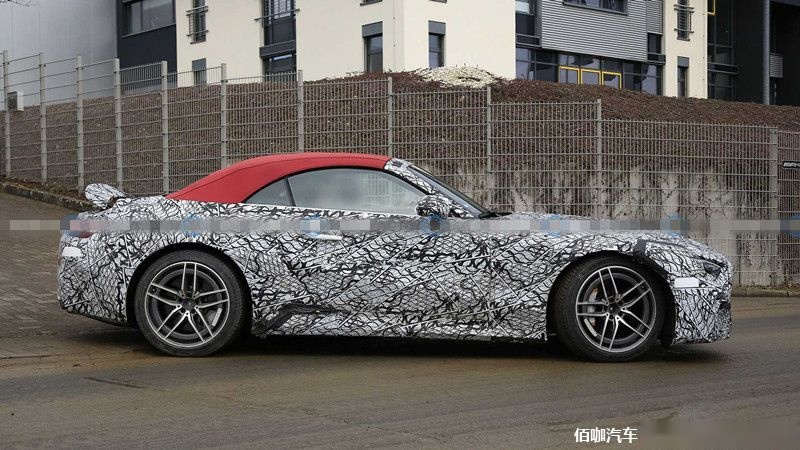 2022-mercedes-sl-with-red-roof-spy-photo (1).jpg