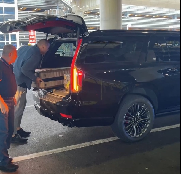 世界重量级拳王张志磊开啥车？堪称移动行宫，国内买不到