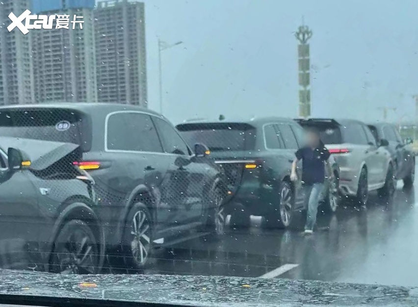 多台理想汽车发生连续追尾 排排队变身“理想号列车”