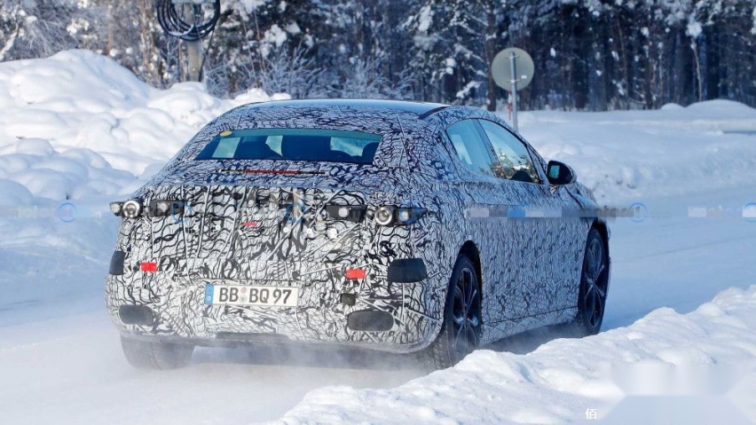mercedes-benz-eqe-new-spy-photo-rear-three-quarters (1).jpg