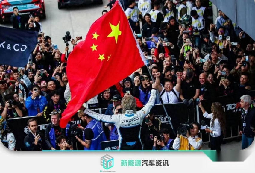 五星红旗飘扬，我们又一次见证了历史！