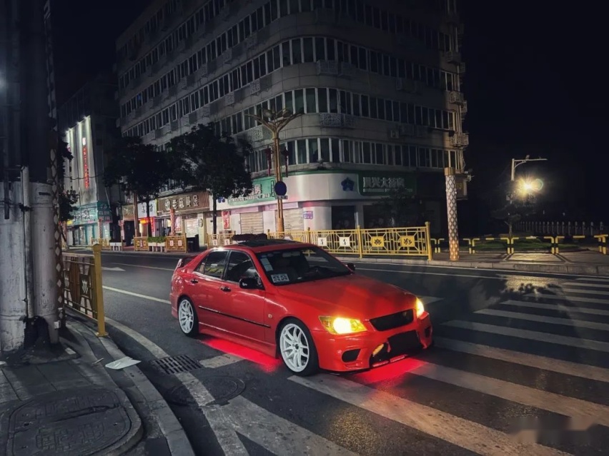走街范雷克萨斯IS200咬地鲨，果然JDM与底盘灯才是最搭的
