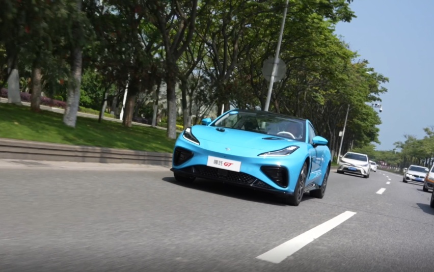 200万以内最好的跑车 出现在厦门街头 试驾哪吒GT