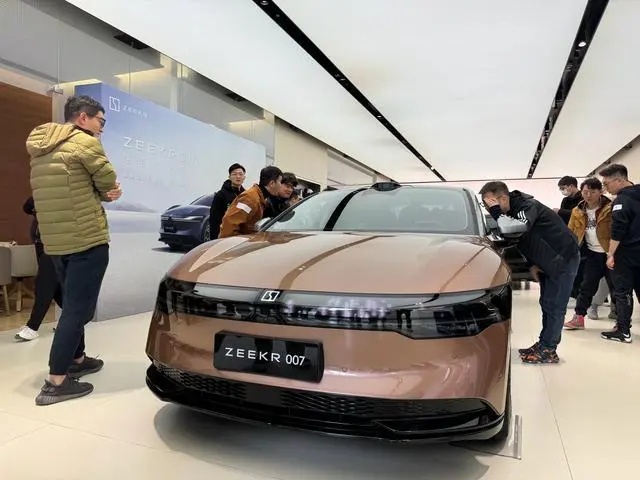 比亚迪一骑绝尘，吉利新能源退而求其次，赶上特斯拉中国尚可一搏