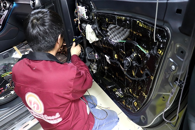 乌市慧声奔驰汽车音响改装黄金声学喇叭，隔音升级中道