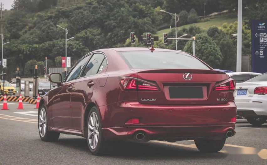 移植了5.0 V8机器的雷克萨斯IS300，这是给宝宝的见面礼？