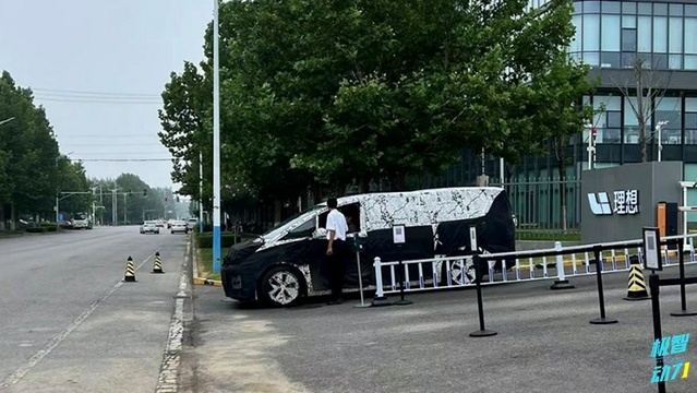 ​极智日报 | 苹果挖前兰博基尼“大牛”？宝马i3试驾突发起火