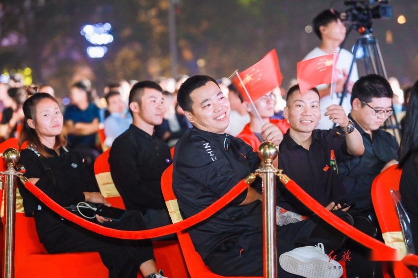 迎国庆庆中秋 红旗汽车献礼祖国71华诞
