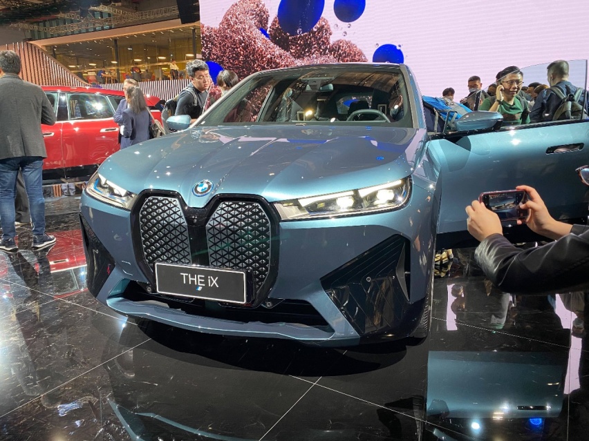 BMW iX仍是“油改电”产品，宝马电动化急需换挡加速（上）