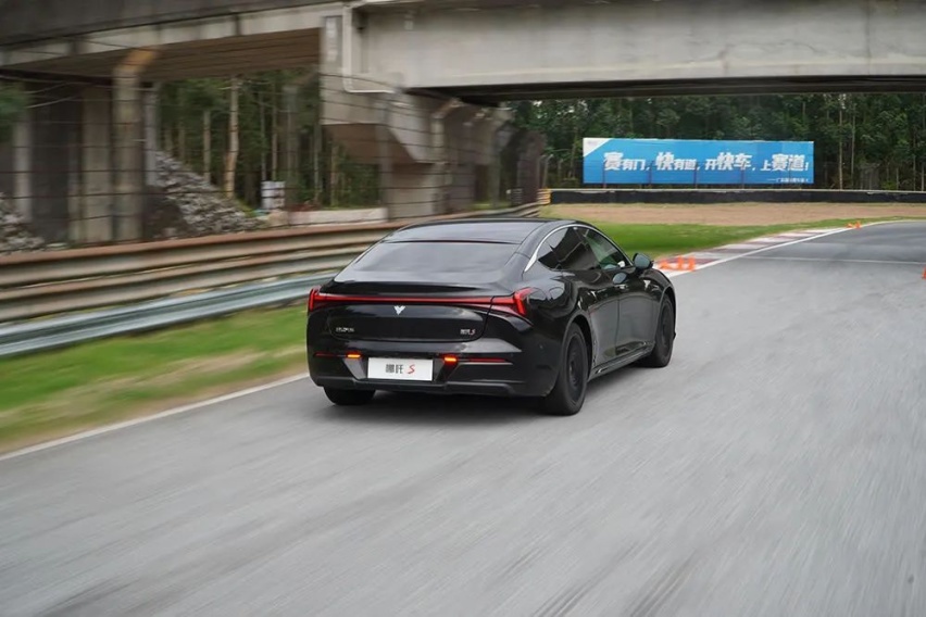 加速比肩Model 3性能版 开着哪吒S跑赛道是啥体验？