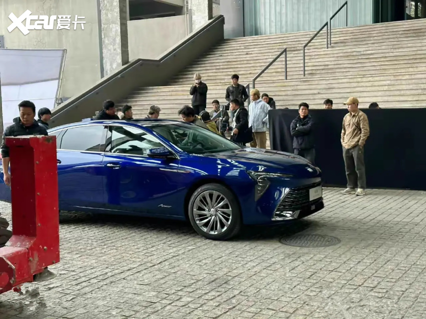 全新别克君越内饰官图发布，采用30英寸连屏