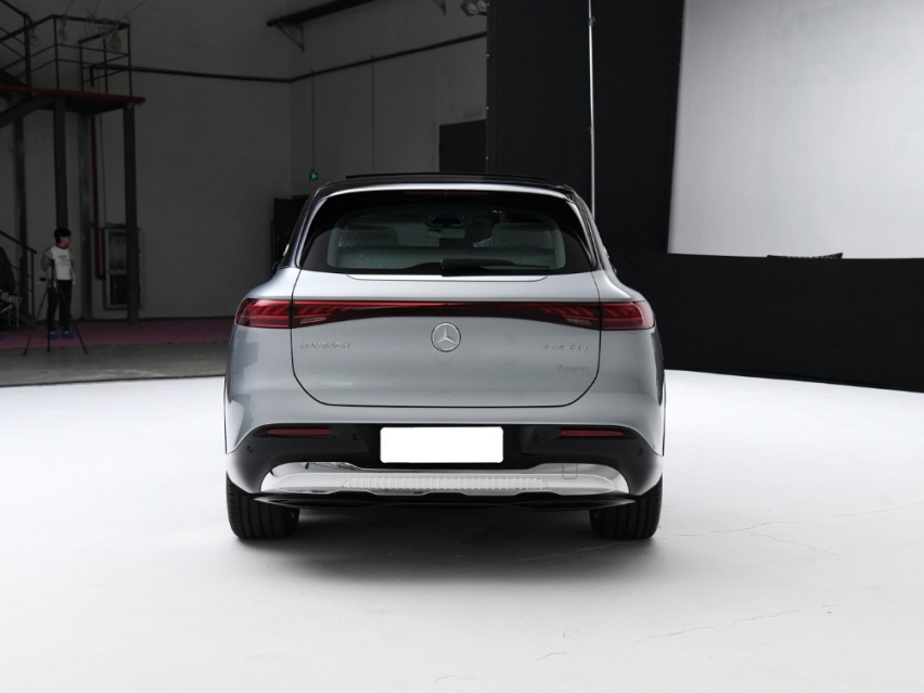 奔驰迈巴赫的SUV，造型高贵，4.4s破百，充电15分钟续航220km