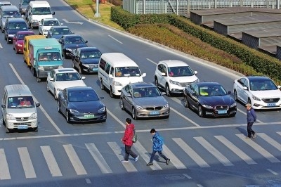 过斑马线需谨慎，别让“礼让行人抓拍”成为“出行噩梦”