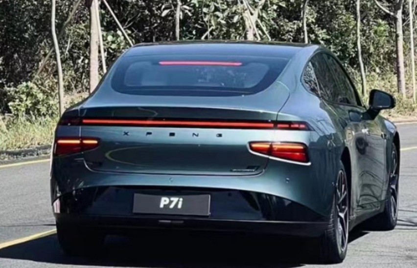 新款小鹏P7现身，墨绿涂装更运动，白色内饰更高级，续航700km？