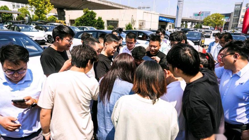 “卷产品”又“卷服务”，哪吒汽车CEO张勇保姆式服务到底