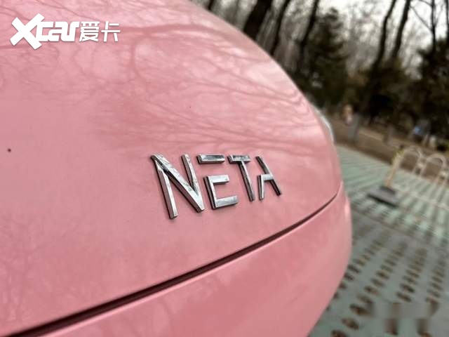 好看又好开！试驾小仙女专属座驾哪吒V潮 400 Lite 粉色定制版