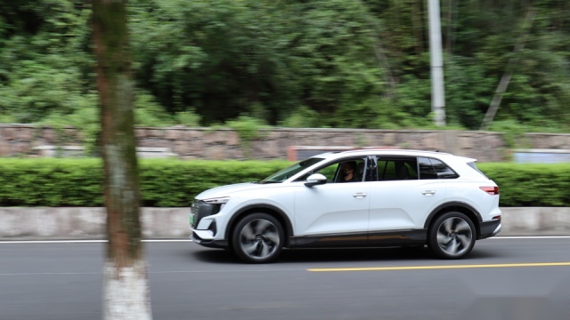 近5米的SUV，开着却像性能车？试驾奥迪Q5 e-tron