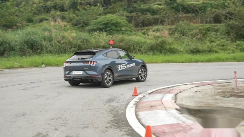 这是同价位唯一比 Model Y 好开的电动 SUV