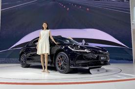 上市权益价19.99万起！“超级智能轿车”智己L6登陆武汉国际车展