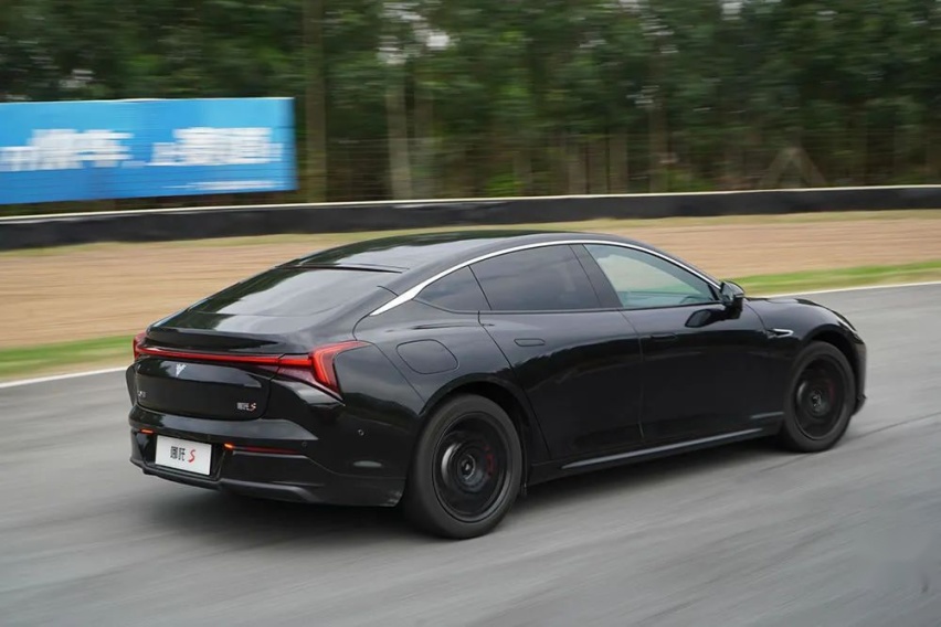加速比肩Model 3性能版 开着哪吒S跑赛道是啥体验？