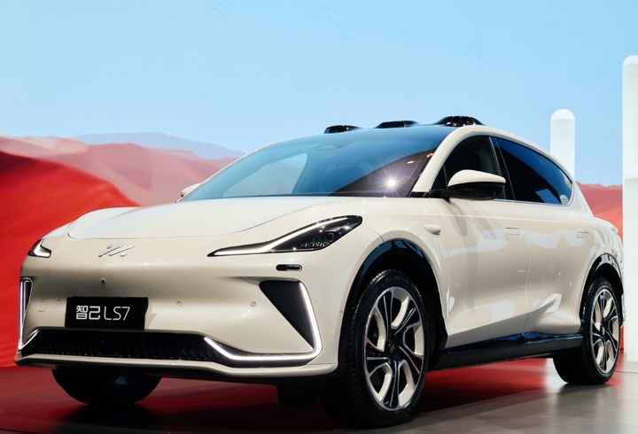 30万级中大型纯电SUV首选谁？全新智己LS7对比阿维塔11