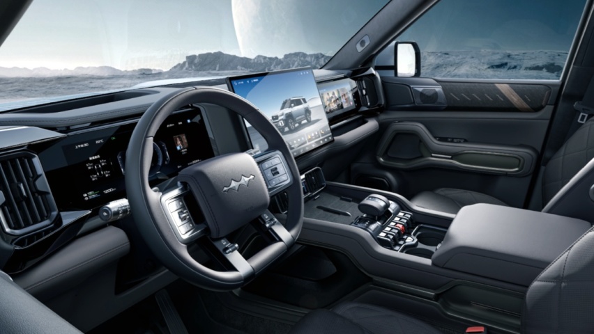比亚迪旗舰大型SUV「方程豹豹8」2.0 PHEV输出748匹马 挑战