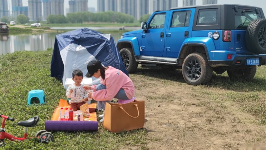 BJ40刀锋英雄柴油版春游踏青，轻松越野油耗还超低？