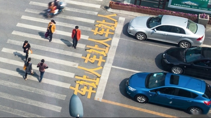 特斯拉FSD的“避让行人”，看起来还行？