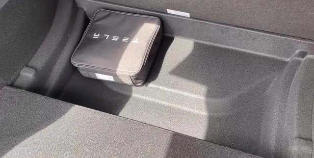 外媒试驾Model Y:做工有提升 但依旧粗糙