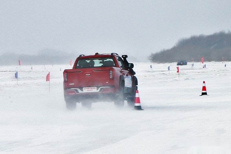 极寒环境如鱼得水 冰雪试驾中国重汽皮卡越野型