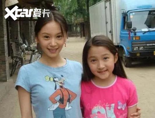 难怪都说关晓彤长势凶猛,看清楚合照你是换腿了吧