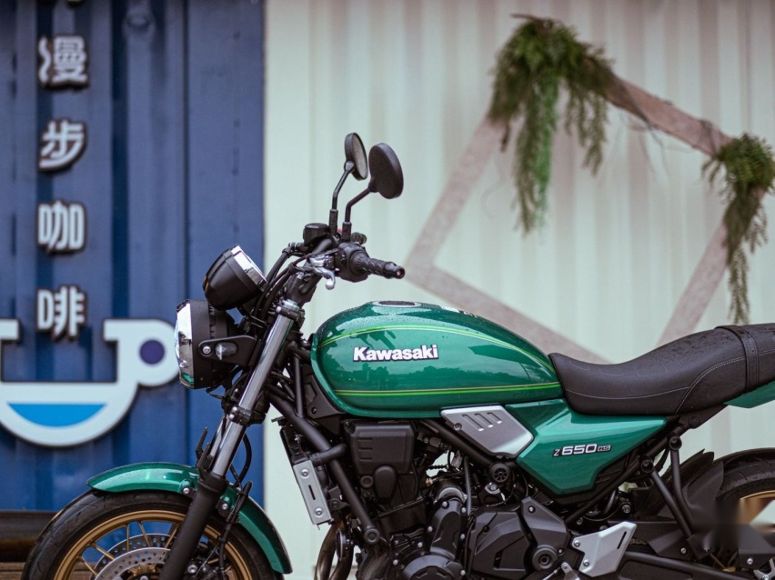 轻盈好上手的复古车，2022川崎Z650RS