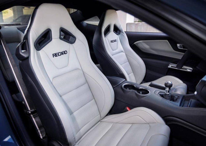 最后一代V8发动机车型，内饰增加数字化装扮，全新福特Mustang
